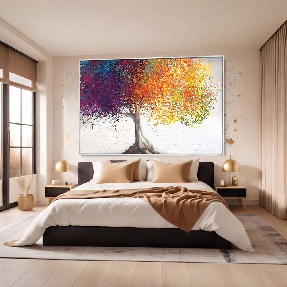Tablou canvas cu tablou canvas cu un copac colorat, in rama de aluminiu argintiu, pe perete intr-un dormitor